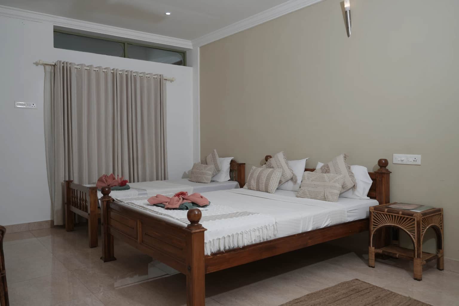 Superior Double Room with AC and private balcony (25 sqm) image 1